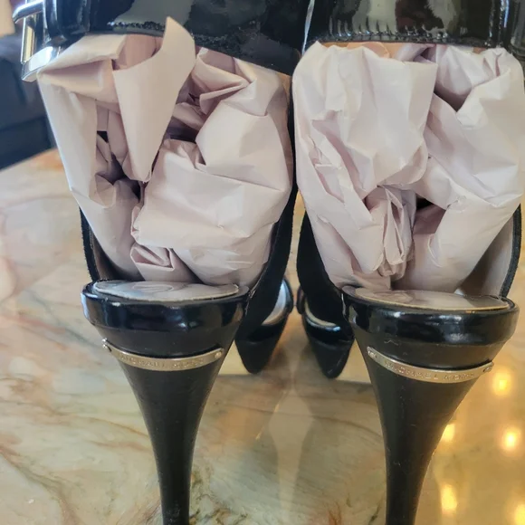 Gorgeous Black Heeled Michael Kors Sandals - Picture 5 of 5